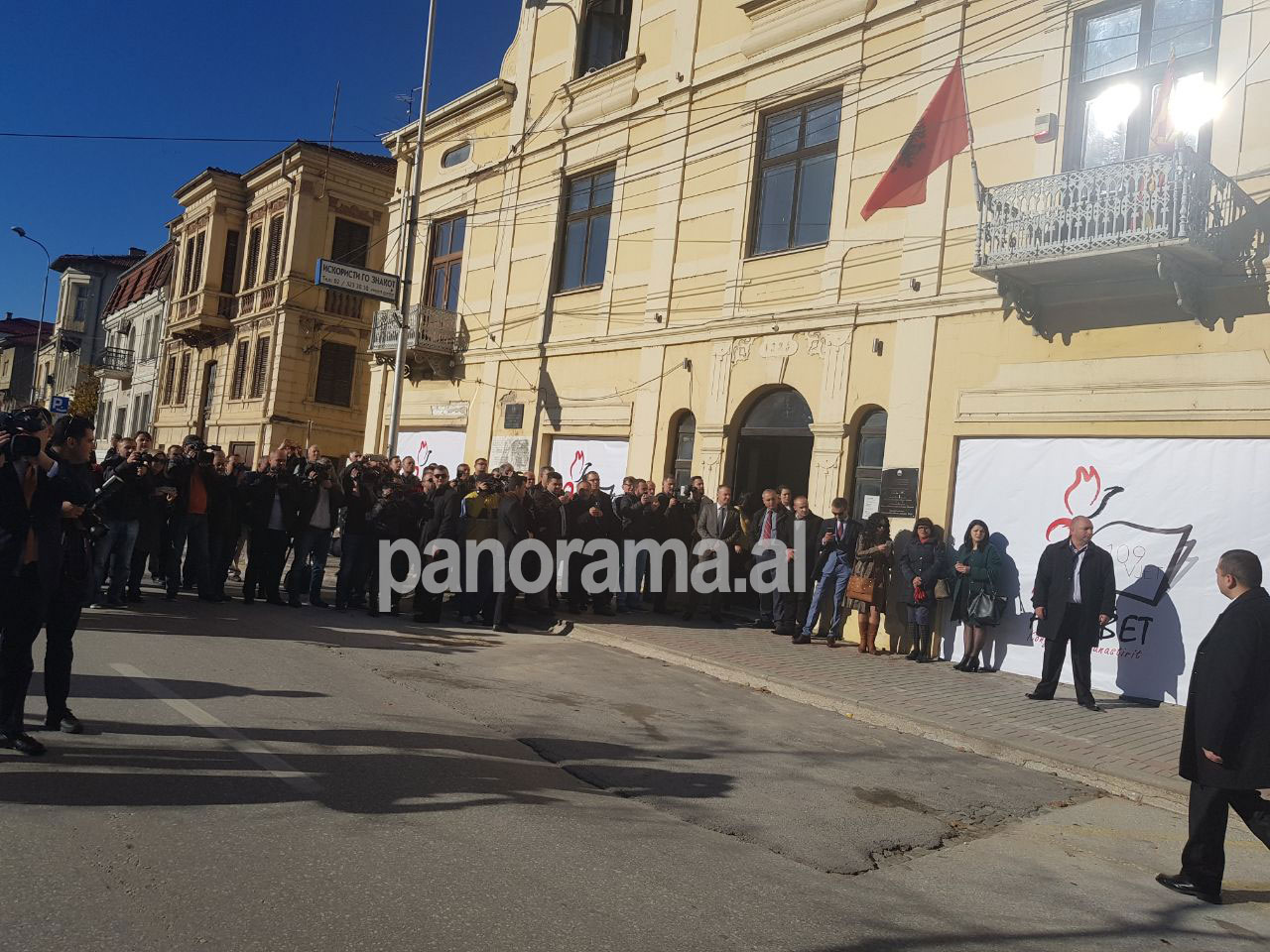 FOTO GALERI/ Shqiptarët e Maqedonisë surprizojnë Presidentin Meta gjatë vizitës në Manastir