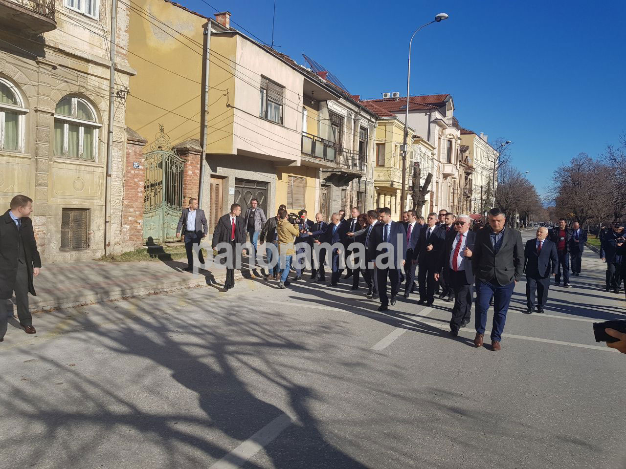 FOTO GALERI/ Shqiptarët e Maqedonisë surprizojnë Presidentin Meta gjatë vizitës në Manastir