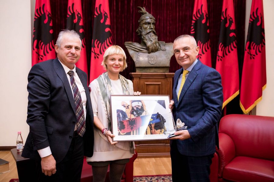 Presidenti Meta pret në takim shqiptaren e parë që ngjiti Everestin