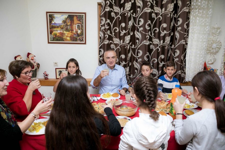 FOTO GALERI/ Presidenti Meta viziton fshatin ‘SOS’: Të përkrahim fëmijët pa kujdes prindëror