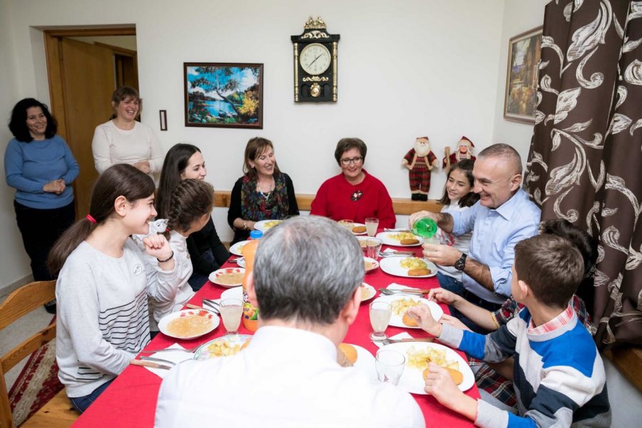 FOTO GALERI/ Presidenti Meta viziton fshatin ‘SOS’: Të përkrahim fëmijët pa kujdes prindëror
