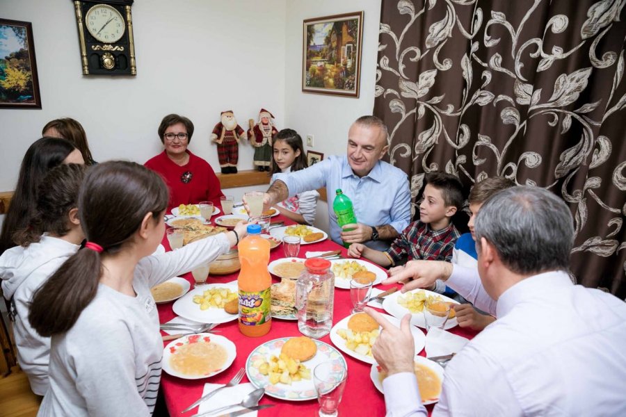 FOTO GALERI/ Presidenti Meta viziton fshatin ‘SOS’: Të përkrahim fëmijët pa kujdes prindëror