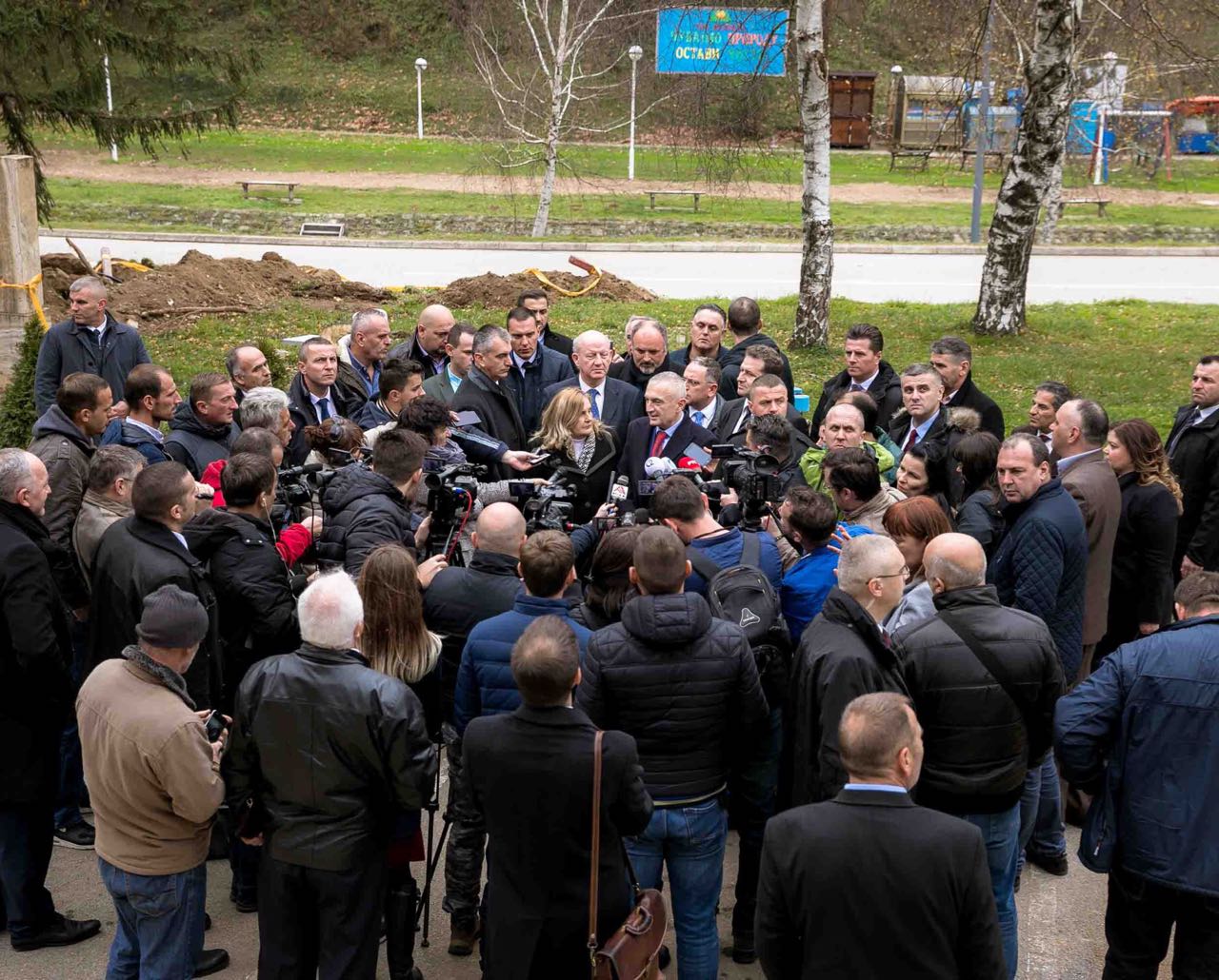 FOTO GALERI/ Në Medvegjë, shqiptarët i rezervojnë pritje madhështore Presidentit Ilir Meta