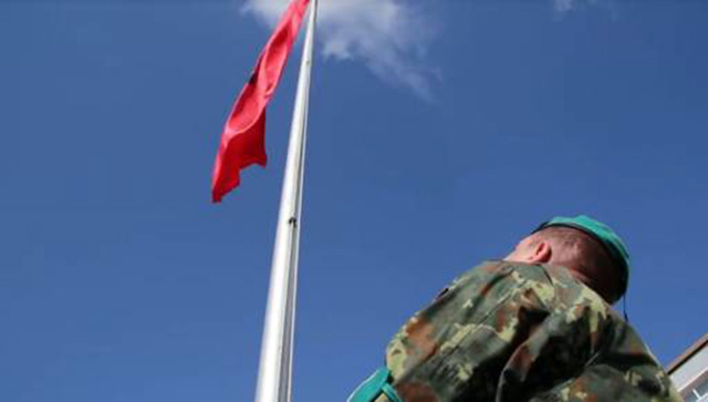 VIDEO/ Zbuloni rregullat e nderimit të Flamurit Kombëtar nga Forcat e Armatosura