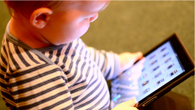 STUDIMI/ Bëni kujdes! Truri i fëmijëve po shkatërrohet nga drita blu e ekraneve