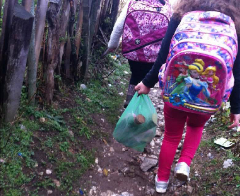 FOTO LAJM/ Nxënësit si “kafshë ngarkese”, detyrohen të marrin dru nga shtëpia për tu ngrohur në shkollë