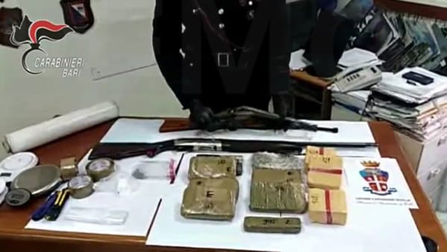 VIDEO/ Itali, armë, heroinë dhe kokainë në shtëpi, pranga gjyshes dhe mbesës shqiptare