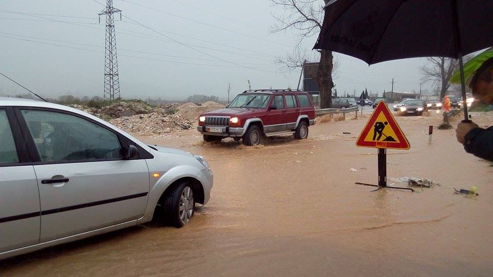 PËRMBYTJET/ Gjirokastër, lumi Drino behet “zot” i rrugës nacionale
