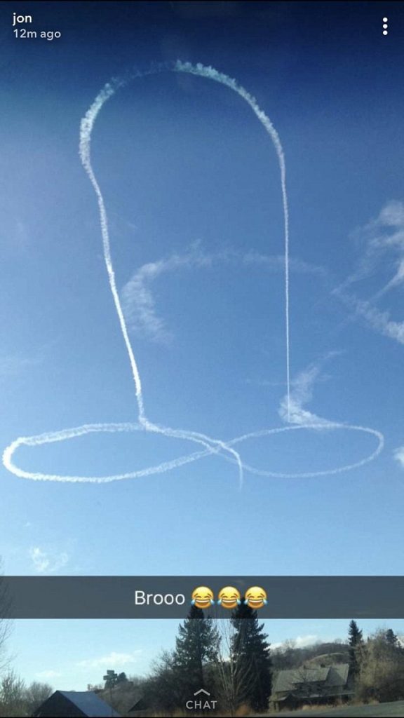 FOTO SKANDAL/ Piloti vizaton një penis “gjigant” në qiell me avionin e tij ushtarak