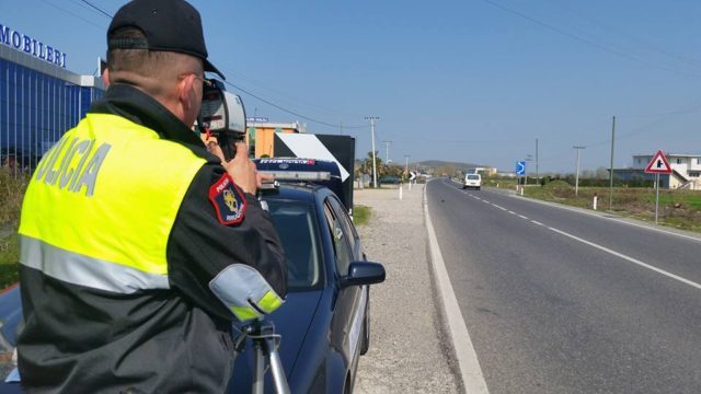 DETAJE/ Policia e Tiranës pezullon 28 leje drejtimi dhe ndalon 5 drejtues mjetesh në vetëm 12 orë