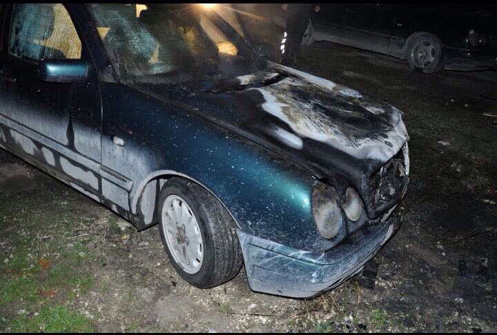 FOTO GALERI/ Benzi i djegur në Vlorë i përket policit nga fshati i Habilajve, ja fotot nga vendngjarja