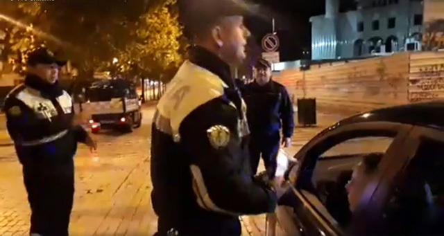 VIDEO/ Vajza e dehur “tapë” në timon, ia kthen policit: Seriozisht e ke ti…?!