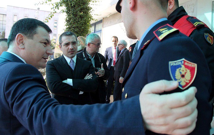 “Bomba” e gazetarit: Prokuroria të marrë në pyetje Haki Çakon, 4 drejtues të Policisë së Shtetit nuk i jepnin llogari