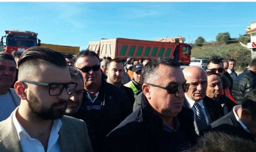 FOTO/ Punonjësit e 55 kompanive të By Passit në Mbrostar protestojnë për pagat