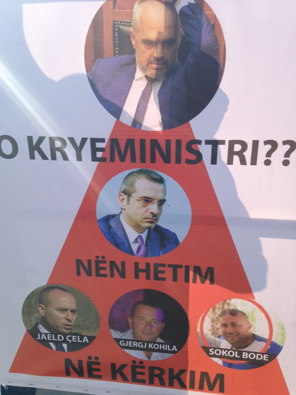 FOTO GALERI/ Rama befasohet në Vlorë, pritet me protesta: “Shpalle narko-shtetin”