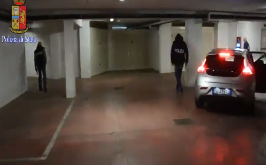 VIDEO/ Romë, policia zbulon 32 kg kokainë dhe arreston 2 shqiptarë në garazhin misterioz