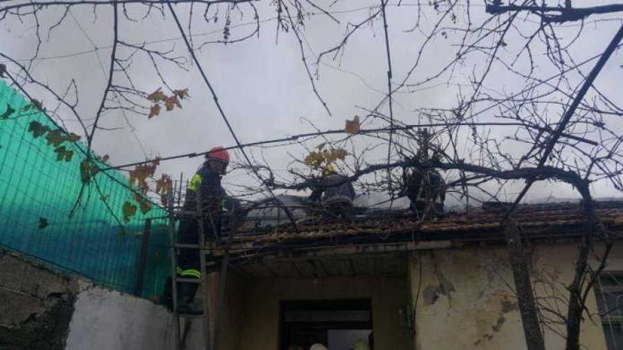 FOTO GALERI/ Zjarr në një shtëpi në Shkodër, shpëtojnë pa rrezik 2 fëmijët