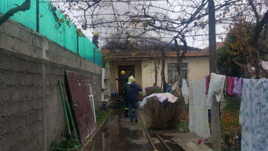 FOTO GALERI/ Zjarr në një shtëpi në Shkodër, shpëtojnë pa rrezik 2 fëmijët