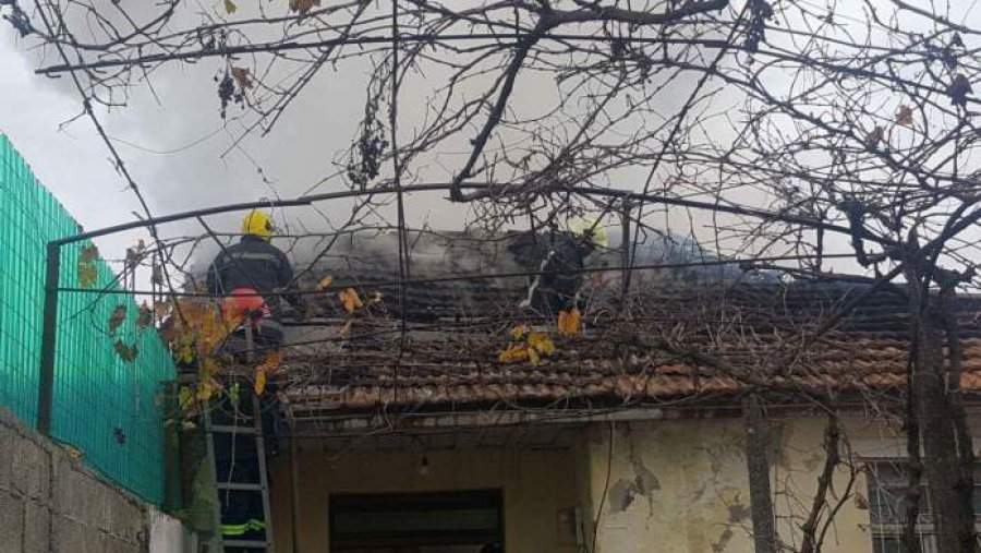 FOTO GALERI/ Zjarr në një shtëpi në Shkodër, shpëtojnë pa rrezik 2 fëmijët