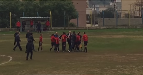 VIDEO/ Pamje tronditëse nga stadiumi i Delvinës, policia asgjëkundi, tifozët me dhunë hyjnë në fushë