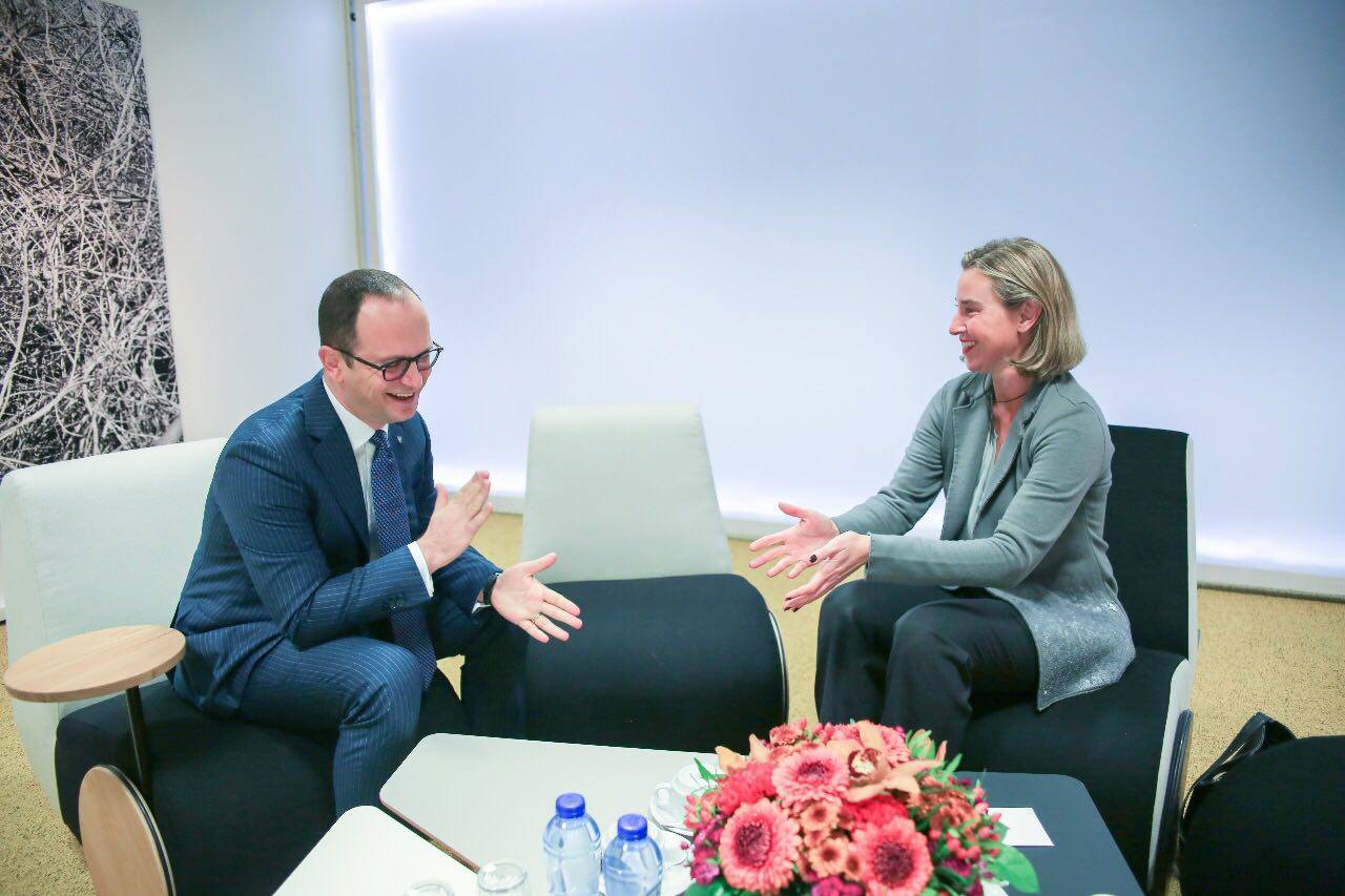 VIDEO/ Takimi me Bushatin, Mogherini flet për negociatat: Ne ju presim, është në dorën tuaj të kryeni reformat në mënyrën e duhur