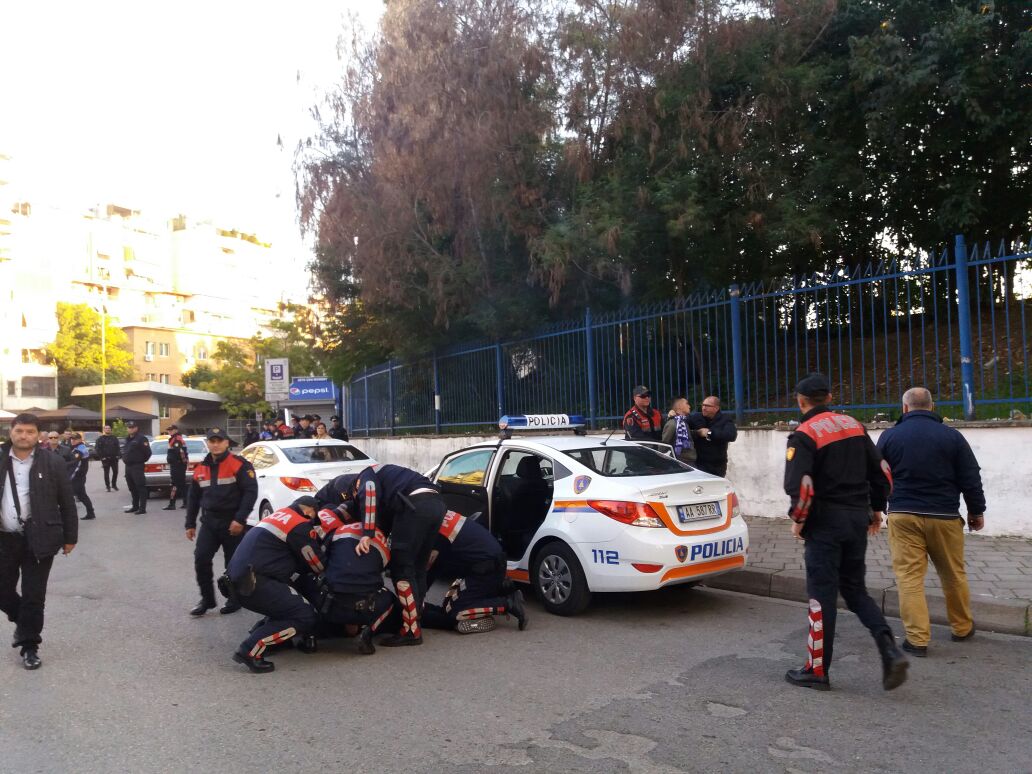 FOTO LAJM/ Arrestohen dy tifozë, policia i shtrin në tokë sapo dalin nga stadiumi