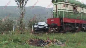 Durrës, treni përplaset me automjetin e policisë, tre të lënduar