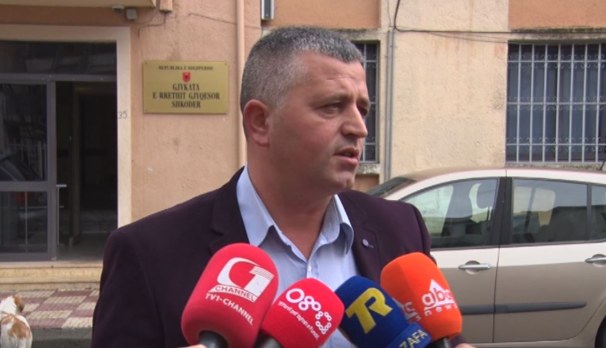 VIDEO & ABSURDITET/ Gjykata detyron të afërmin të strehojë burrin që e rrihte gruaja