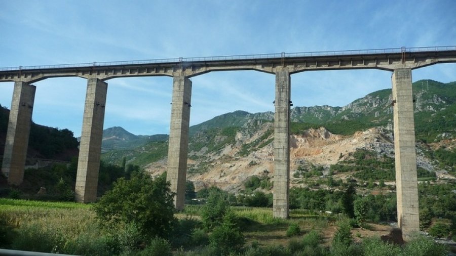 Tronditet Librazhdi, 18 vjeçari hidhet nga Ura e Bushtricës