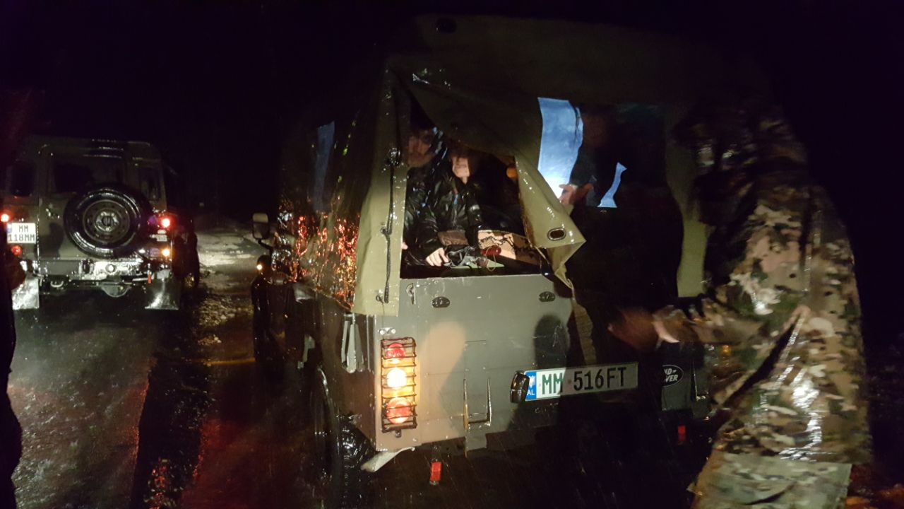 FOTO&VIDEO/ Ja si u shpetuan 13 persona e bllokuar nga uji në Valias