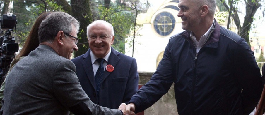 PAZARI/ Visho Ajazi “e shiti” postin e drejtorit të SHISH për një karrige ambasadori