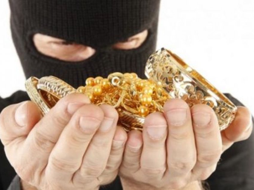 FOTO/ Policia italiane gjen mini-thesarin e vjedhur, arrestohen tre shqiptarë , ja emrat