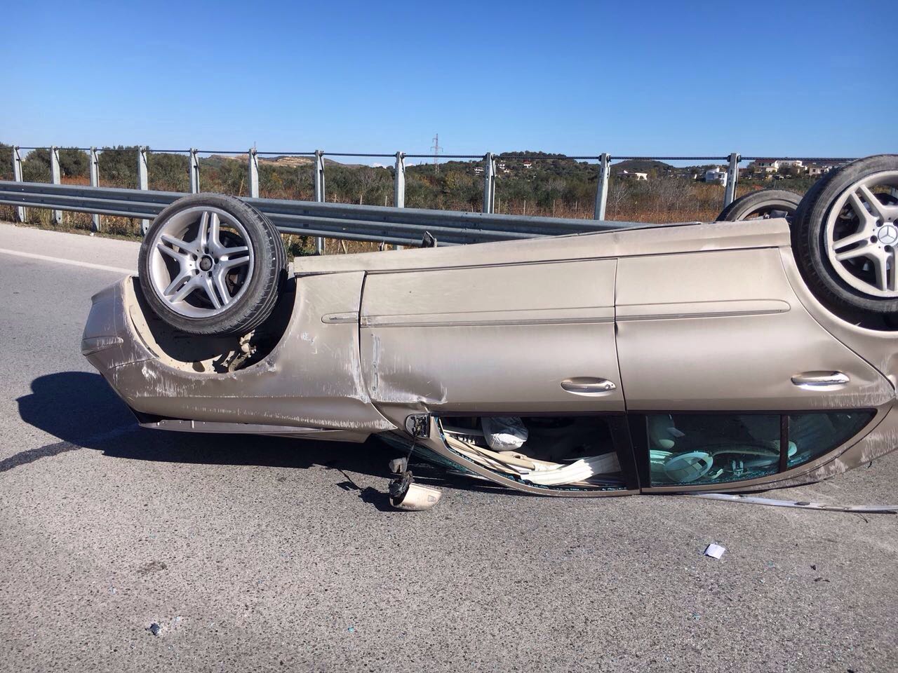 FOTO/ Mercedesi përmbyset në autostradën Vlorë – Levan, dy persona rëndë në spital