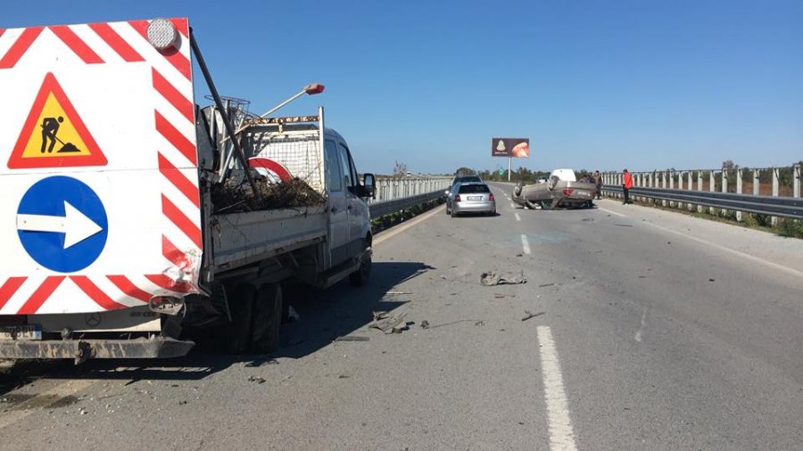 FOTO/ Mercedesi përmbyset në autostradën Vlorë – Levan, dy persona rëndë në spital