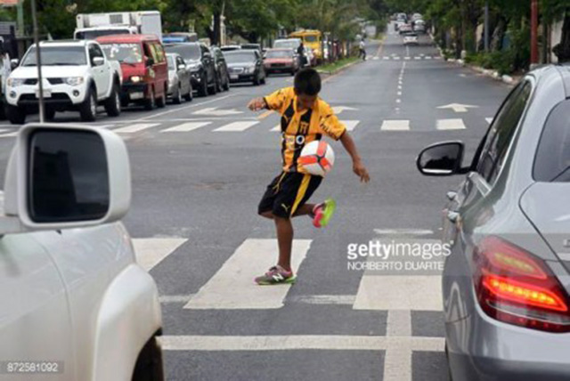 VIDEO/ Histori e rrallë – Xhongler topash në semafor, por kap kontratën e jetës