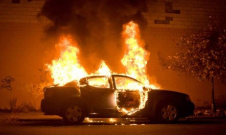 Një tjetër makinë digjet në Vlorë, Policia: Zjarrëvënie e qëllimshme