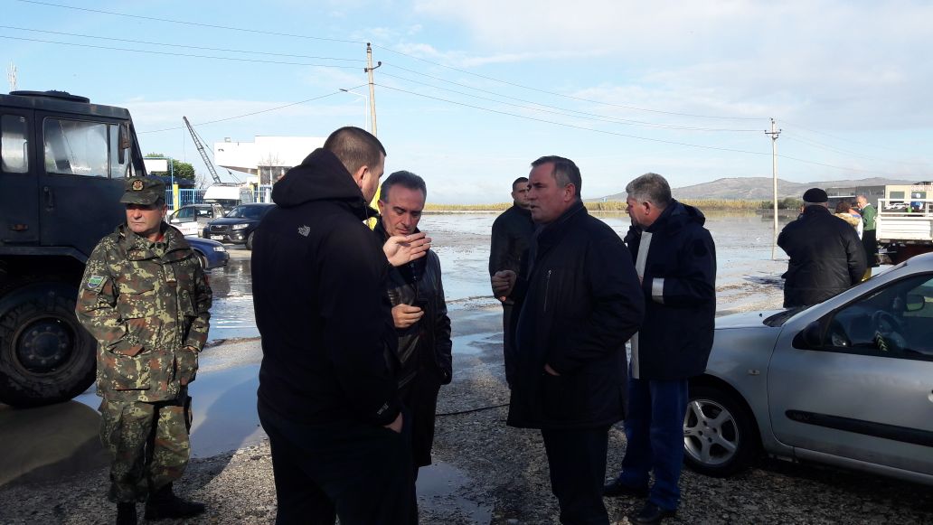 FOTO/ Baçi: Vjosa ka ‘pushtuar’ fshatrat në Levan të Fierit, banorët prej 2 ditësh të izoluar dhe pa energji elektrike