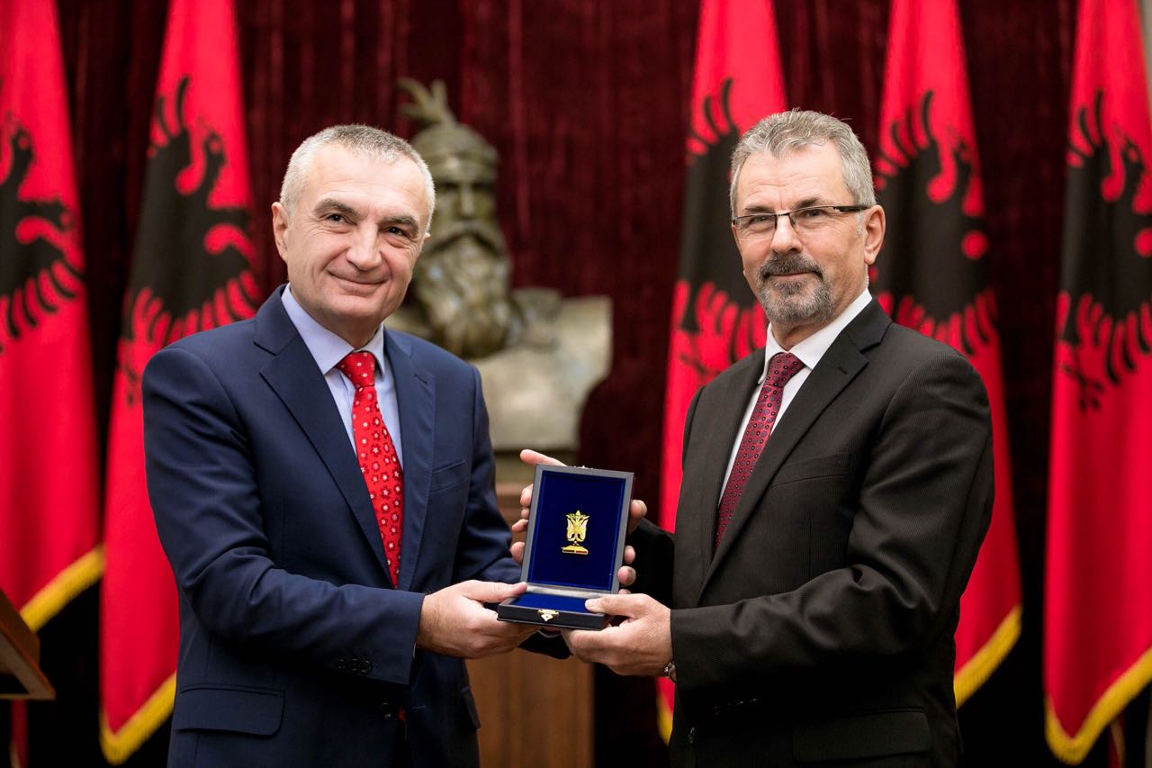 FOTO LAJM/ Visho me look te ri, “s’e rruan” më se u bë ambasador