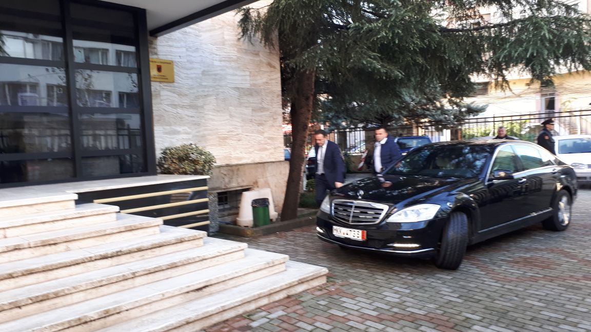 FOTO/ Llalla kalon çastet e fundit në Prokurorinë e Përgjithshme, vjen Arta Marku e shoqëruar nga garda