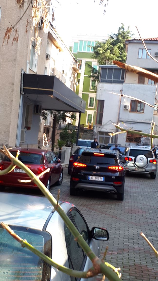 FOTO/ Llalla kalon çastet e fundit në Prokurorinë e Përgjithshme, vjen Arta Marku e shoqëruar nga garda