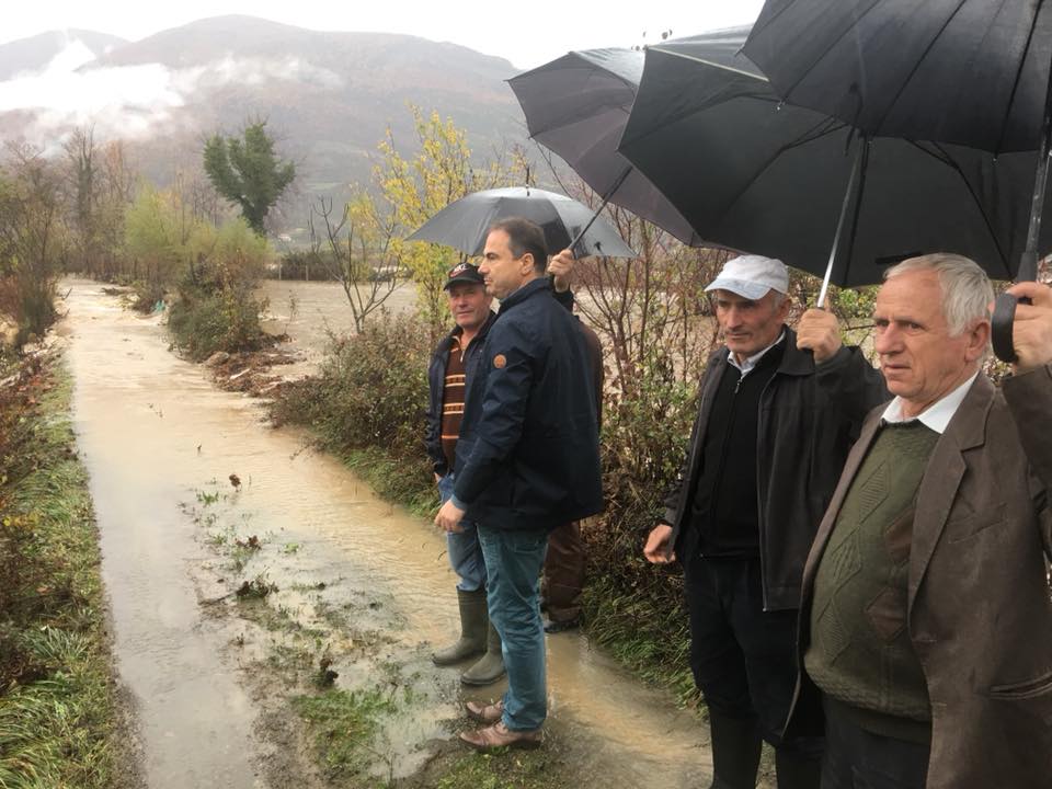 FOTO/ Shkumbini nis ‘ekspasionin’ në fshatrat e Elbasanit, Boçi ironizon Ramën: “Shteti në këmbë dhe Partia në ballë!”