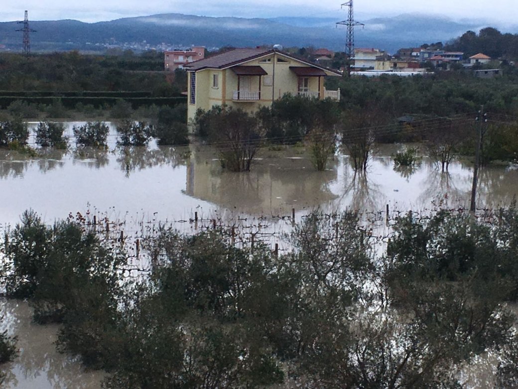 VIDEO/ Pamje katastrofike vijnë nga Ura e Mifolit, Vjosa bëhet zot i tokave dhe banesave në Fier e Vlorë