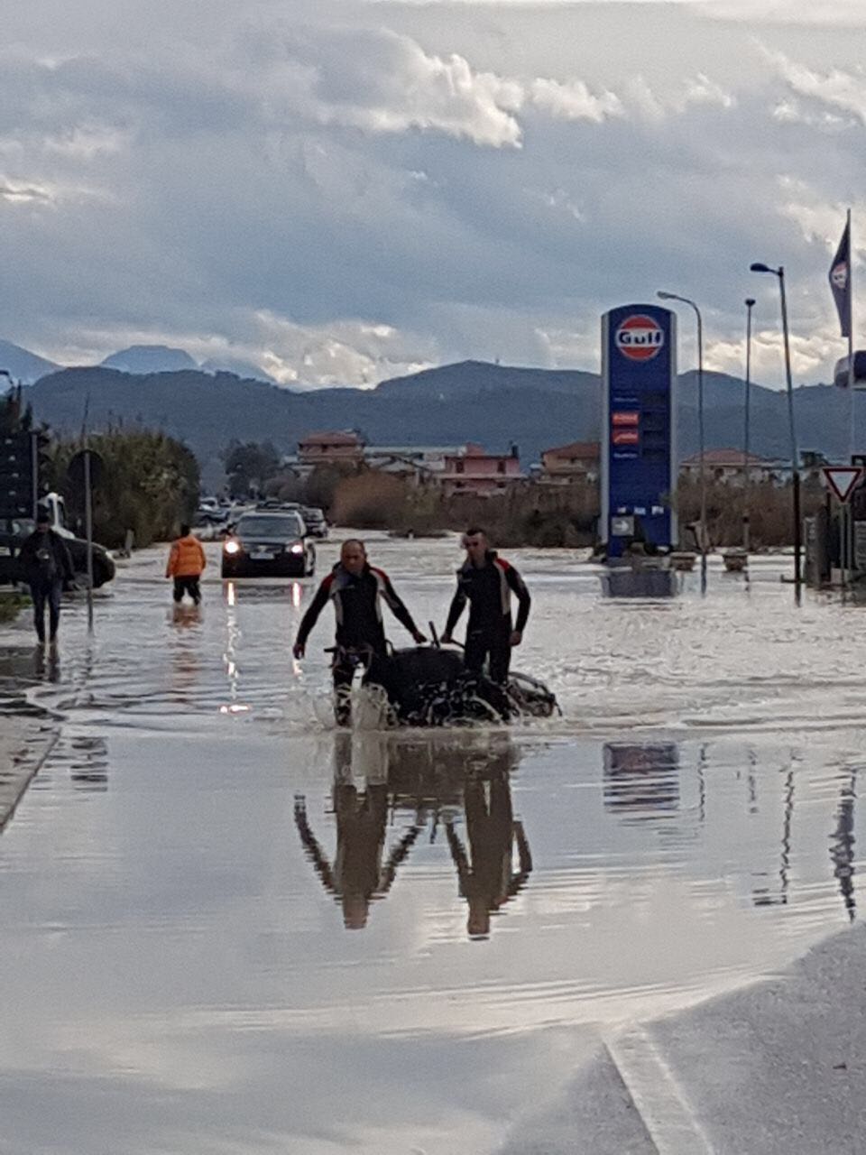 FOTO GALERI/ Niveli i ujit mbi 1 metër bllokon 6 fshatra të Vlorës, lëvizet vetëm me gomone e helikopter