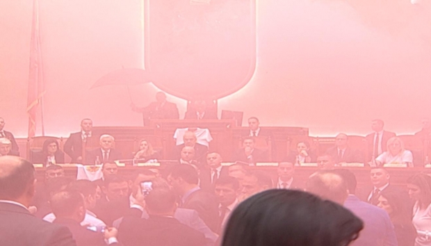 FOTO GALERI/ Opozita hedh tymuese në Parlament, Rama e Ruçi mbrohen me çadër