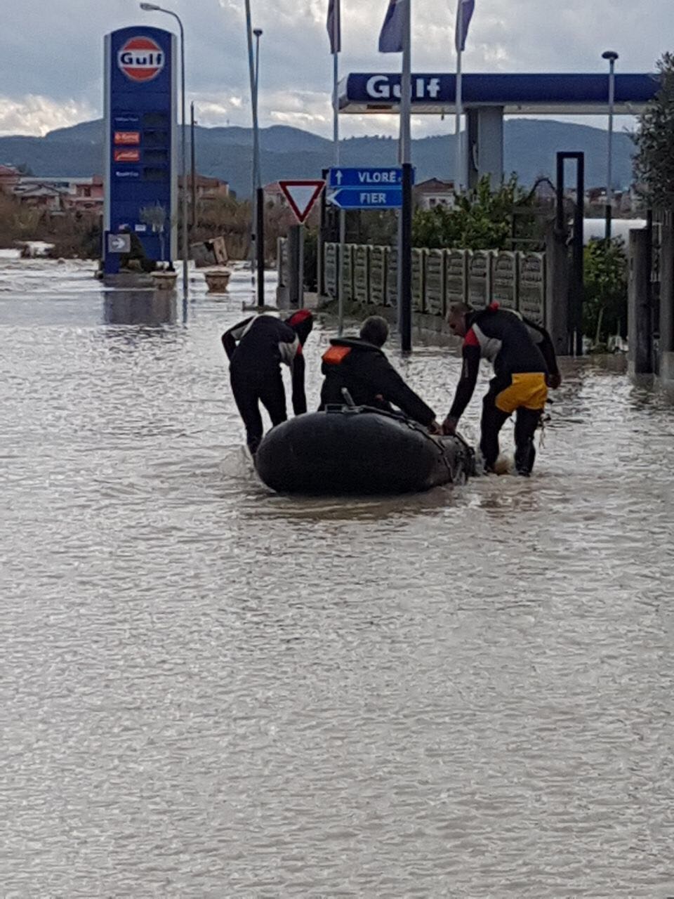 FOTO GALERI/ Niveli i ujit mbi 1 metër bllokon 6 fshatra të Vlorës, lëvizet vetëm me gomone e helikopter