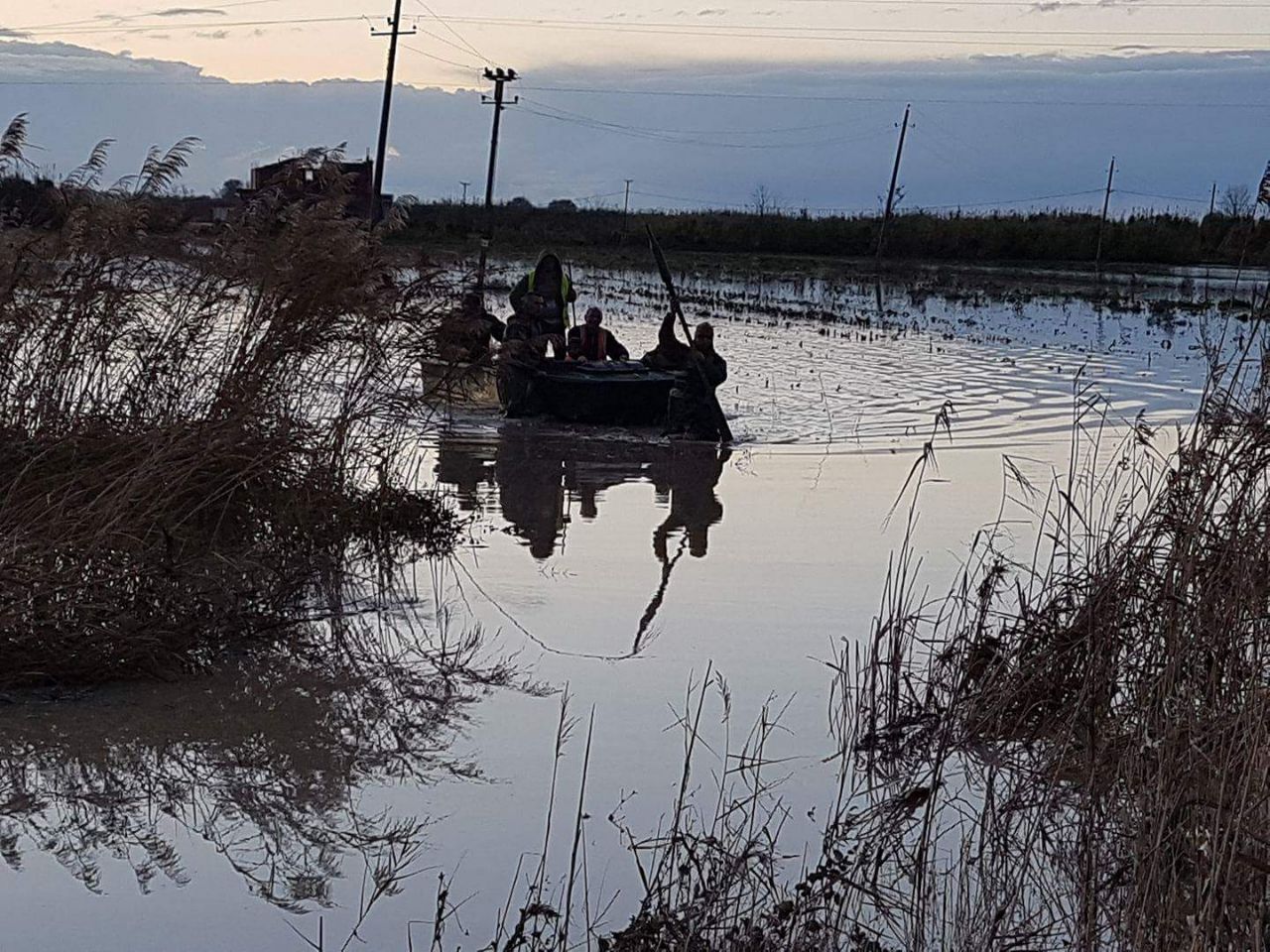 FOTO GALERI/ Darëzeza e përmbytur “zgjohet” me urë të re, rreziku nga Vjosa mbetet i madh, ja situata në terren…