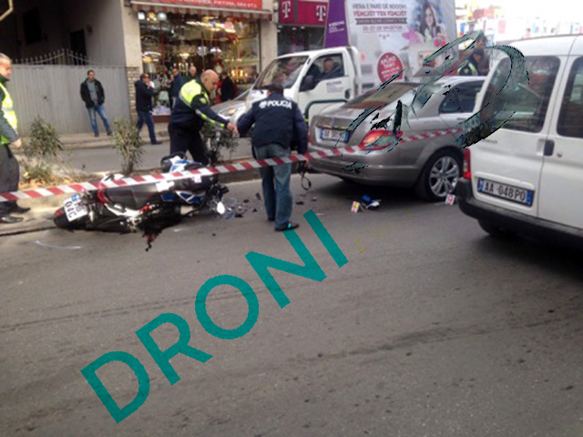 FOTO LAJM/ Tiranë, ja si ndodhi aksidenti i motorit të patrullës së policisë
