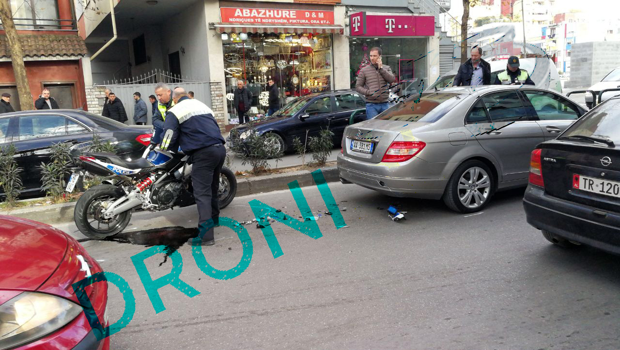 FOTO LAJM/ Tiranë, ja si ndodhi aksidenti i motorit të patrullës së policisë