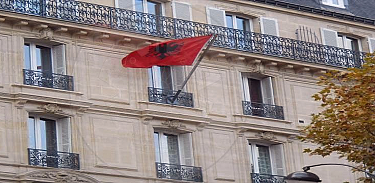 VIDEO/ Avokati akuzon: Ambasada jonë në Francë strehë parazitësh për të bërë doktoratura fëmijët e elitës