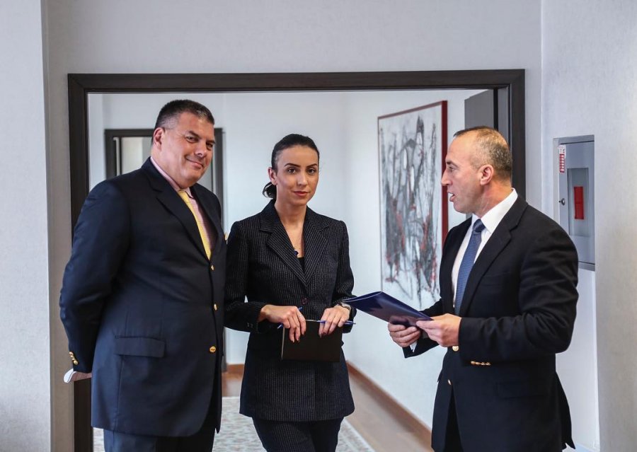 EMRI & FOTO GALERI/ Njihuni me asistenten joshëse dhe provokuese të kryeministrit